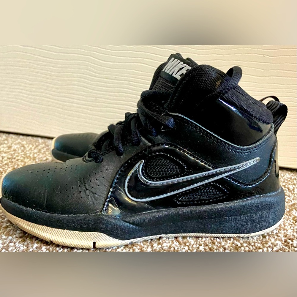 Nike Youth Sz 12C Black Team Hustle Basketball Sneakers Mesh Top 599188-001